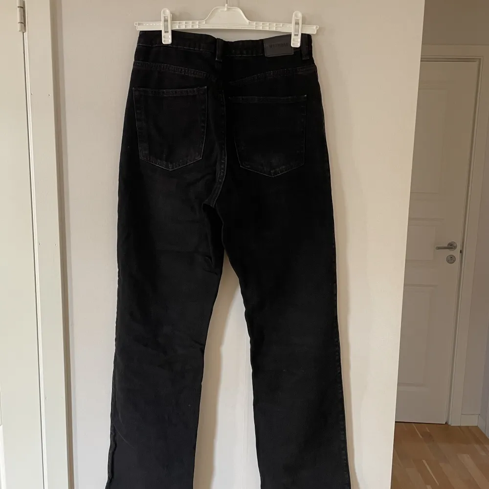 Raka jeans från weekday, bra skick,  säljer pga storlek ej passar, skicka meddelande för måttspecifikationer . Jeans & Byxor.