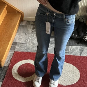 Low waist bootcut jeans  - Säljer dessa supersnygga Lågmidjade jeans från ginatricot då jag tycker dem är lite korta på mig. Helt nya med alla lappar kvar. Storlek 36 men är stretchiga och passar mig som brukar ha 34 eller 36💕innerbenslängd: 75cm midjemått: 66cm. Nypris 499💕