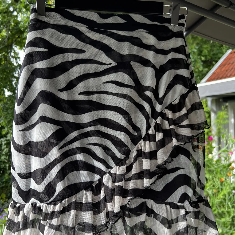Zebra färgad kjol från Nelly i storlek S. Knappt använd.. Kjolar.
