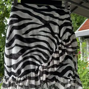Zebra färgad kjol från Nelly i storlek S. Knappt använd.