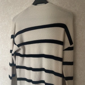 Fin stickad tröja  - Tröjan är oanvänd! 