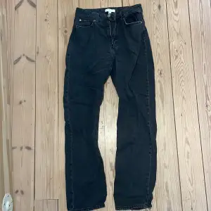 Basic svarta jeans raka i modellen och inga defekter sparsamt använda 