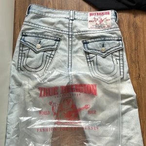 True religion joey super T jeans  - Riktigt snygga true religion super joey T byxor, väldigt bra skick, strl 32, färgen är ljusblå/ljusgrå. Fat stitch, hör av er för mer frågor🫵🏻🤝