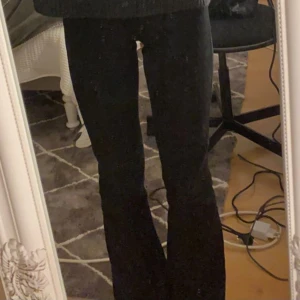 Utsvängda kostymbyxor  - Säljer dessa utsvängda kostym byxor i väldigt bra skick! Använd några gånger men inga defekter. På mig som är 167 cm är dom lite korta💕