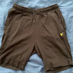 Fina svarta Lyle & Scott shorts storlek 15/16år