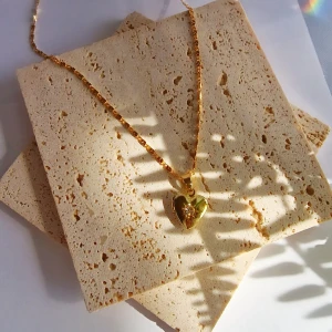 Heart locket pendant  - Locket halsband, Material; rostfritt stål, 18k guldpläterad. Oanvänt och kommer i original förpackningen. Super cute och passar på allt. Är Vattentålig och rostfritt. 