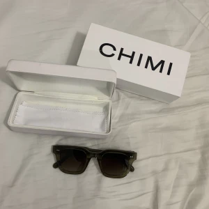 Chimi 04 - Hej! Nu säljer jag mina gröna 04 chimis pga att jag har köpt ett par andra glasögon. Super bra skick och inga repor. Jag säljer de för 499 kr. Pris går att diskutera vid snabb affär💕