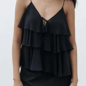 Linne från zara - Volanglinne från zara, använd fåtal gånger så skicket år som nytt😻