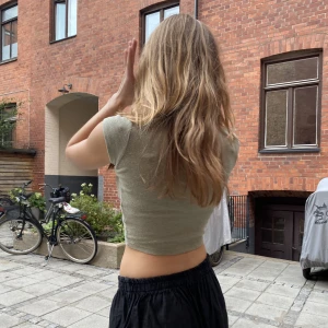 Ljusgrön croppad t-shirt  - Jättefin croppad t-shirt i storlek xs💗(säljer även kjolen på bild nr 2 så kolla min profil om ni är intresserad av den🥰)