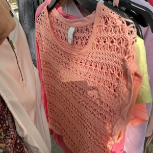 Vila top - Söt top från Vila stl s korall färgad  50:-