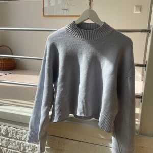 Stickad tröja - Najs tröja till hösten som tyvärr inte passar mig. Modellen är lite croppad och har vid passform :) 