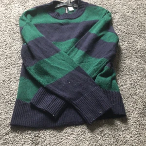 Populär Hoodie💚 - Säljer nu denna populära tröja då den inte längre kommer till användning. Den är från H&M fast är precis som brandy Melvilles tröja. Den är i strl XS men skulle säga att den passar S också. Mitt pris är 150 kr + frakt💗