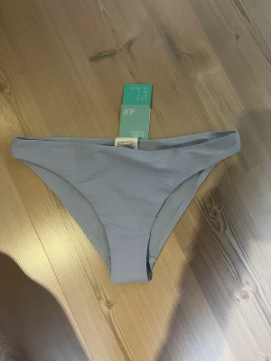 Bikiniunderdel  - Ljusblå bikiniunderdel från h&m i storlek 36. Aldrig använd, lappen sitter fortfarande kvar. 30kr plus frakt. Har mycket fler plagg ute tillsalu! 