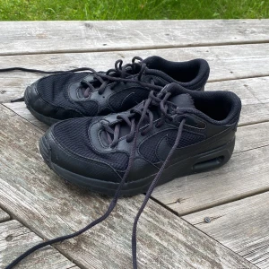 Nike air max black - Hej! Jag säljer nu mina Nike air maxes för jag har vuxit ur dom. Dom kostar ungefär 1100 nya och är storlek 38,5. Dom är i bra skick och väldigt sköna och mjuka.