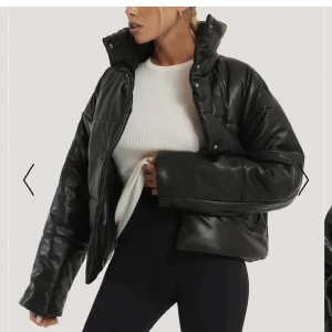Puffer jacka - Svart puffer jacka från Nakd i storlek 38. Bra skick. Nypris 800 men säljer för 150
