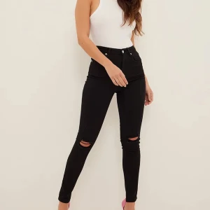  skinny jeans - Ett par svarta skinny jeans från lager 157 med hål på knäna Slutsålda  