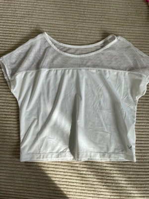 Träningströja  - Säljer en kroppad träningströja i storlek XS från soc! Använd ett fåtal gånger.