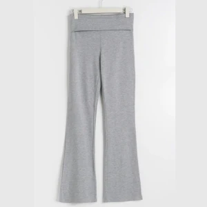 Gråa byxor💓 - Jag säljer mina gråa byxor som man kan vika ner, eftersom de inte kommer till användning. Köpte de för 359kr säljer de för 210kr. De är helt nya använde 1 gång. Fler bilder kan skickas privat!💓