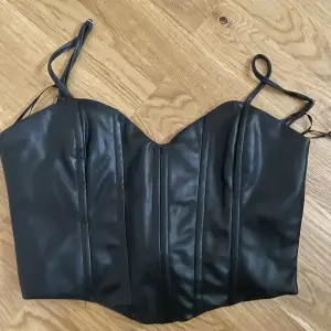 Jättefin svart korsett i skinnmaterial från Zara i storlek xs! Använd ett fåtal gånger!