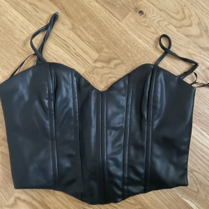 Korsett  - Jättefin svart korsett i skinnmaterial från Zara i storlek xs! Använd ett fåtal gånger!