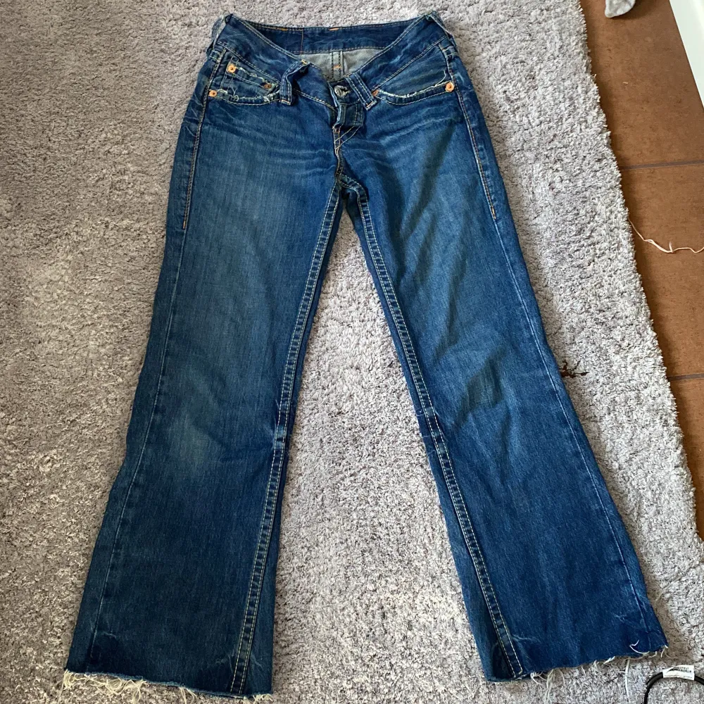 Supersnygga Levis lowwaist jeans. Innerbenslängd 70 cm, midjemått 34 cm💕 JAG FRAKTAR INTE TYVÄRR❤️. Jeans & Byxor.