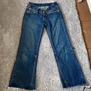 Supersnygga Levis lowwaist jeans. Innerbenslängd 70 cm, midjemått 34 cm💕 JAG FRAKTAR INTE TYVÄRR❤️