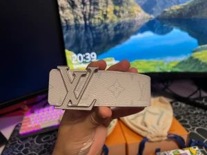 Louis Vuitton White Monogram belt - 100cm, oanvänt. Nypris 6350kr. Kommer med box, kvitto och dustbag.