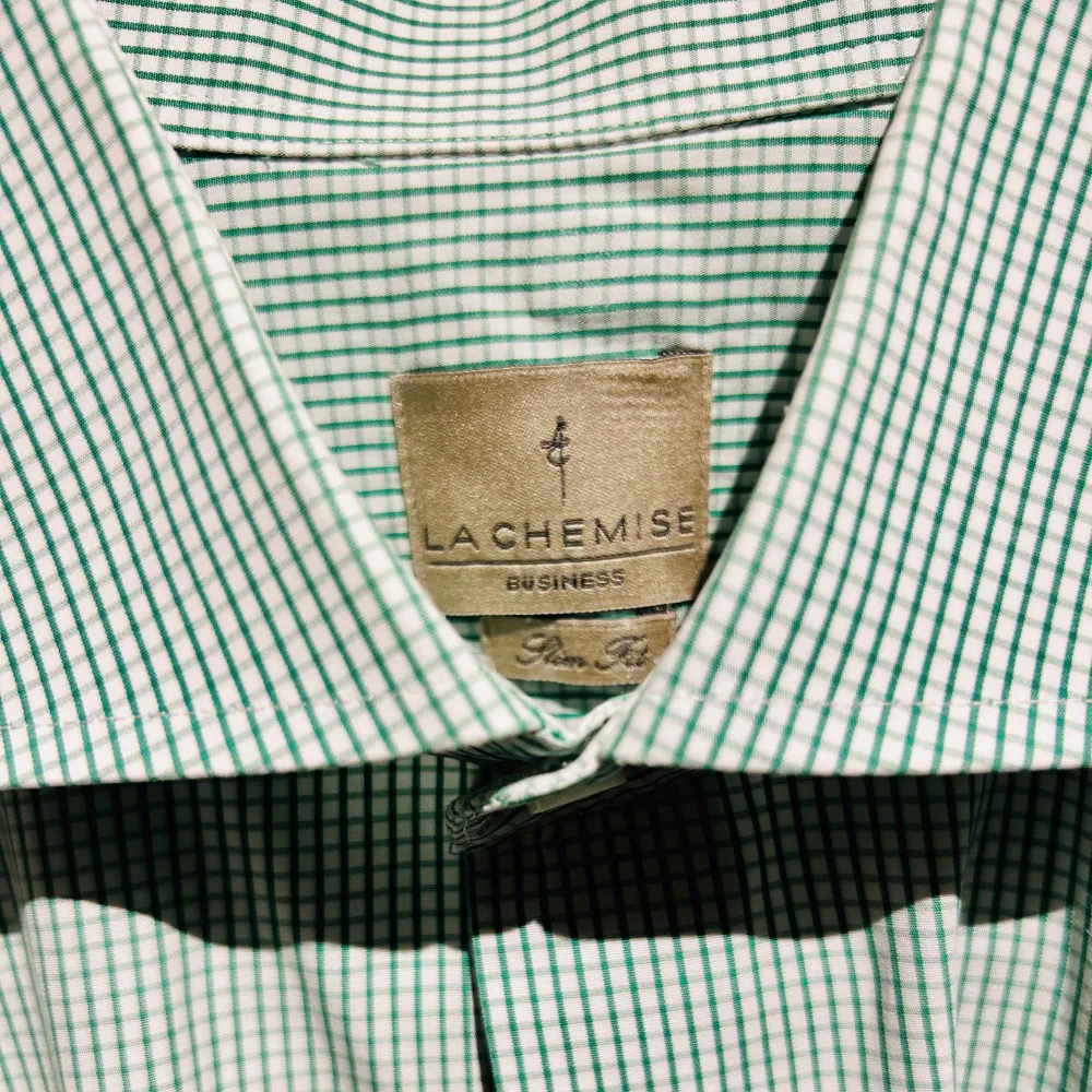 Kvalitetsskjorta från La Chemise Grön- och vitrutig Slim fit stl 38 (motsvarar small) Använd men bra skick Riktigt snygg business- eller casualskjorta!. Skjortor.