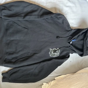 Cool hoodie  - Svart hoodie med tryck. Bra skick