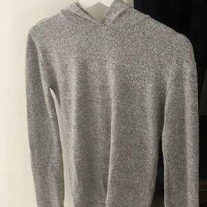 Tröja med huva - Långarmad tröja från Gina tricot står xxs men passar även xs och s