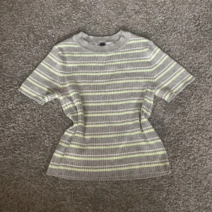 Stickad tröja - En randig jätte skön T-shirt. Som jag säljer för att den inte passar längre. Priset kan såklart diskuteras, kontakta vid intresse!🥰