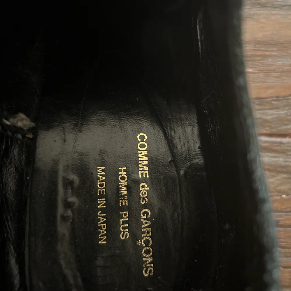 Säljer nu dessa grymma CDGH+ Oxfords i svart läder. Dem är knappt använda och är i perfekt skick.. Skor.