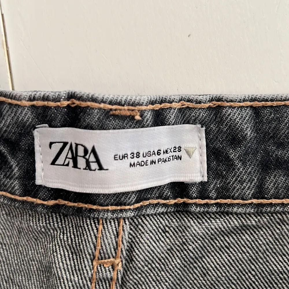 Gråa jeansshorts från zara, knappt använda!🩷 jag har 36 vanligtvis i zara byxor men dessa är 38 så på mig blir dom lite ”oversized”. Shorts.