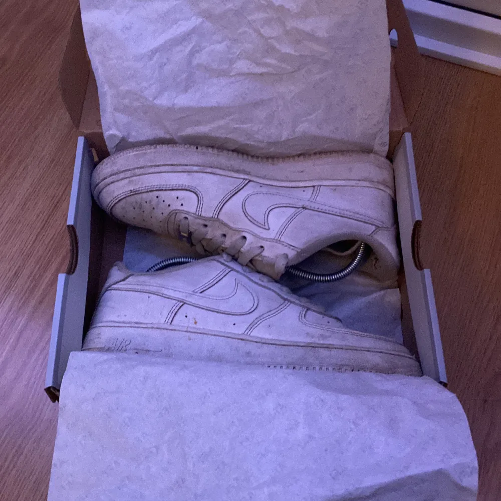 Vita Nike Air Force 1 | Använt skick | Storlek 38,5 | 299 | . Skor.