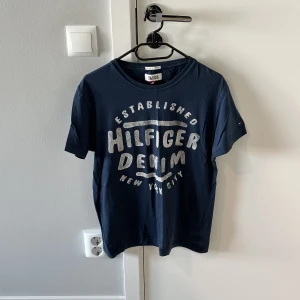 T.Hilfigher T-shirt - Stor flyttstädning Alla plagg i storlek S-M och passar ca 1.70-185cm samt 70-83kg  Finns i Uppsala
