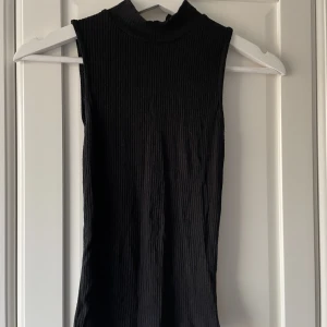 Linne med hög hals, New Yorker - Ribbad