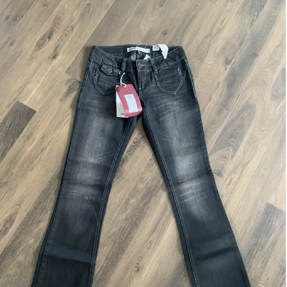 Säljer ett par superfina lågmidjade bootcut jeans från only. Superfint skick! Hade prislappen kvar när jag köpte de så de är i nyskick💓. Jeans & Byxor.