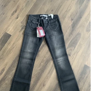 Lågmidjade only jeans  - Säljer ett par superfina lågmidjade bootcut jeans från only. Superfint skick! Hade prislappen kvar när jag köpte de så de är i nyskick💓