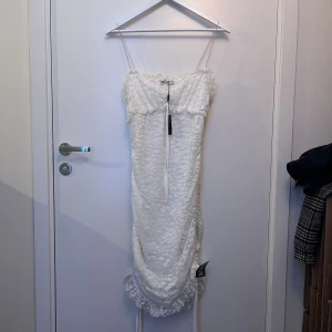 Lace klänning  - Nelly lace klänning. Storlek: L Den är oanvänd då jag har inte haft chans att ha på den.