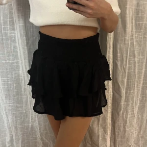 Kjol från shein - Svart volangkjol från shein, storlek S. Säljer även en likadan i vitt. Aldrig använd  