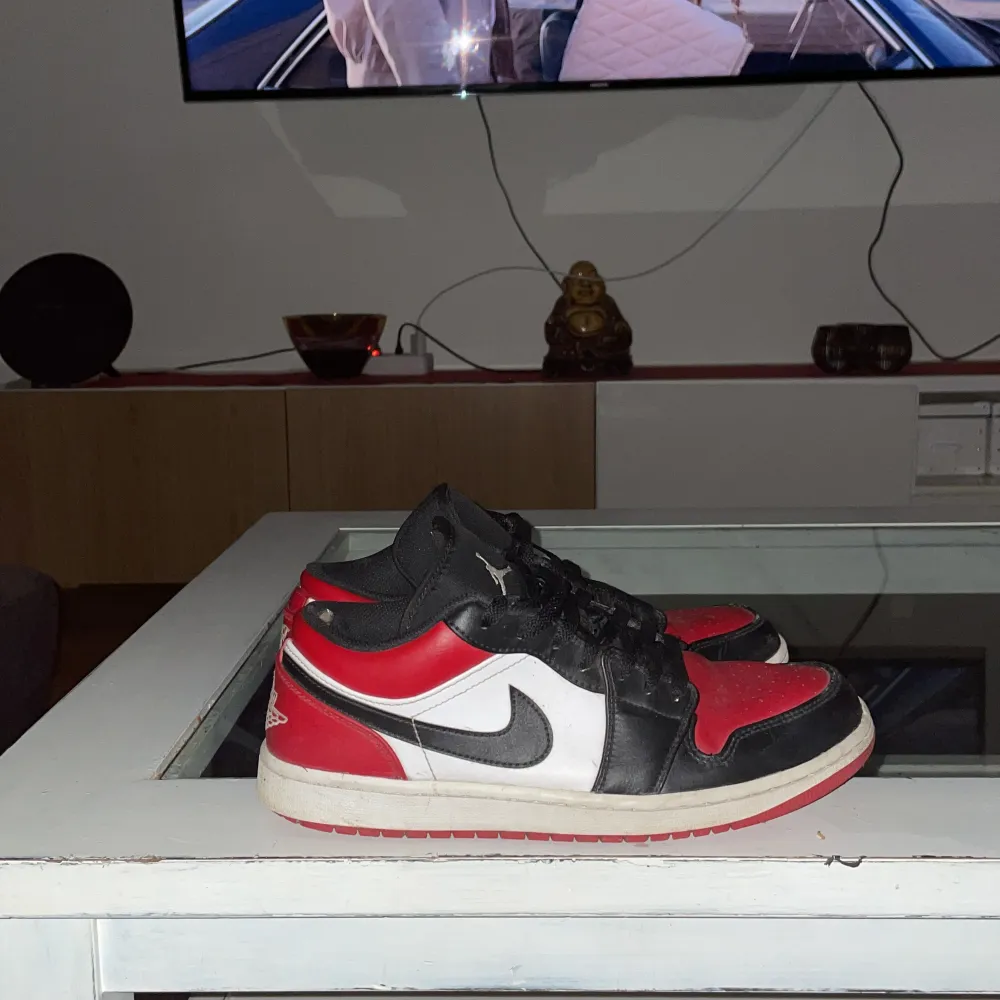 Jordan 1 low, stl 44. Har använt den ofta men tänker sälja dem nu pågrund av att dem blev för små. Skriv för pris. Skor.