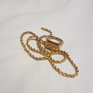 guld cordell halsbsand + guld ring - Ett fett halsband med ring som ingår👍🏻 