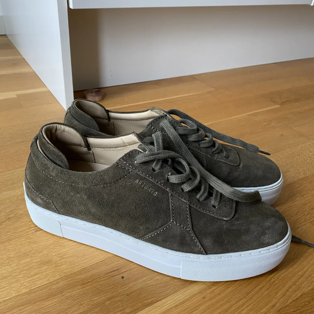 Axel Arigato skor i modell ’Platform Sneakers’. De är knappt använda så de är i väldigt fint skick. . Skor.