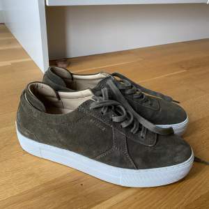 Axel Arigato skor i modell ’Platform Sneakers’. De är knappt använda så de är i väldigt fint skick. 