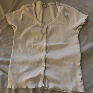 Tröja - Jättefin tröja med knappar på som detaljer