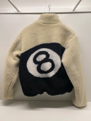 Stussy 8boll  - En helt ny stussy 8boll i prima kvalite, storlek s, det är bara och ställa om du har fler frågor!