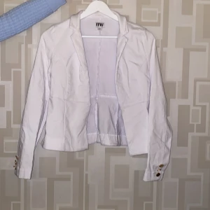 Vit kavaj  - En fin vit kavaj som är i bra skick. Den är stretchig 