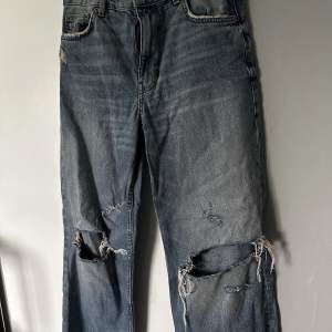 Ett par midwaist zara jeans i storlek 36, dom är använda ett fåtal gånger och dom har inga fel.
