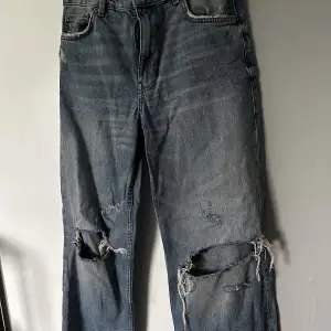 Ett par midwaist zara jeans i storlek 36, dom är använda ett fåtal gånger och dom har inga fel.