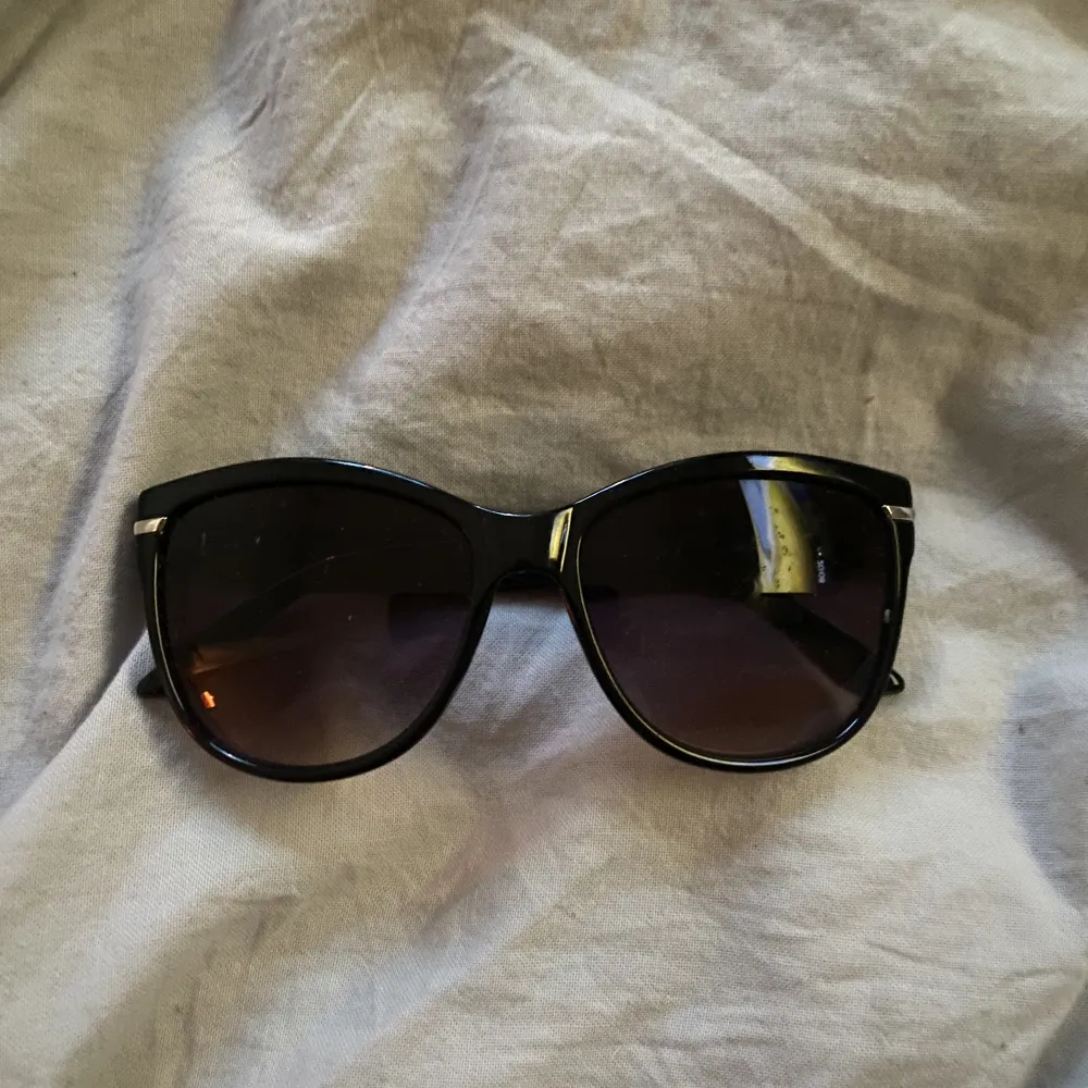Svarta solglasögon från h&m! . Övrigt.
